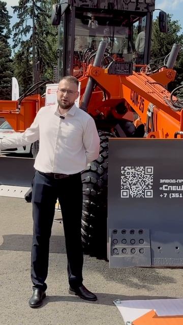 Наш грейдер на пораде техники в Чеолябинске