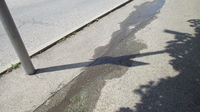 Кисловодск. На ул.Кутузова из люка течет вода! Такая же проблема на ул.Зеленогорской рядом!