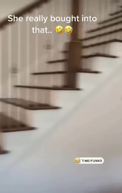 Ребёнок взлетает😁