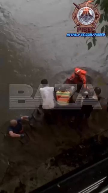 Видео спасения мужчины, которого затянуло в сточную трубу из-за проливных дождей в Москве.