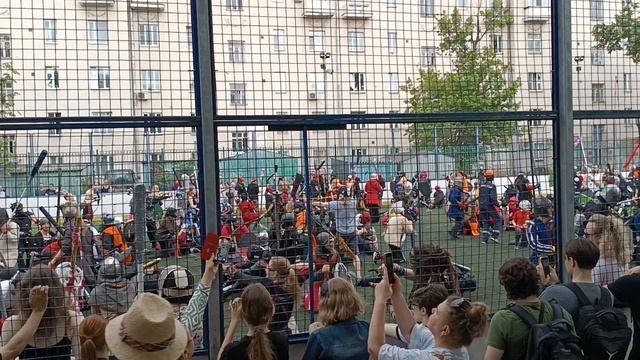 Когда у тебя под окнами - сражение.