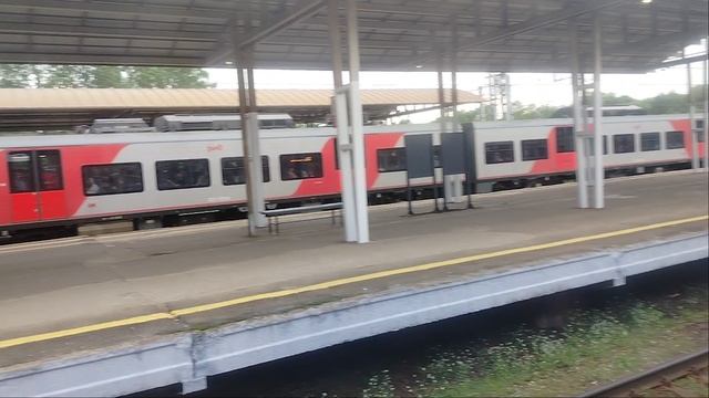 Три поезда Электровоз Дончак 2ЭС4К-059, Ласточка ЭС2Г-015 и ещё Двойная Ласточка ЭС2Г-025+ЭС2Г-024