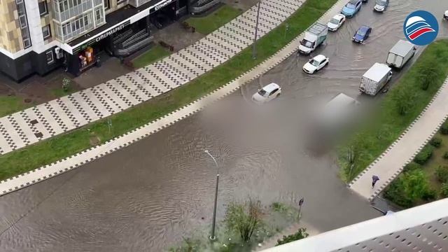 Буйство стихии: в Москве мощный дождь затопил аэропорт, улицы и метро