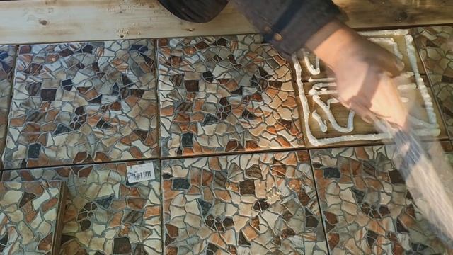 Керамическая плитка на пол террасы прямо по доскам. Отличный пол своими руками