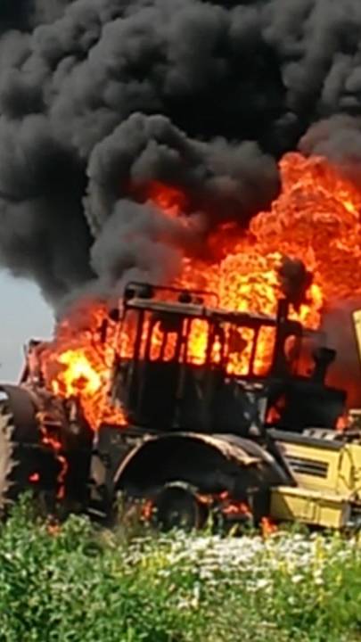 Горящий трактор к-700 /Burning tractor k-700 #atxtop  #johndeere #огонь #fire #shorts