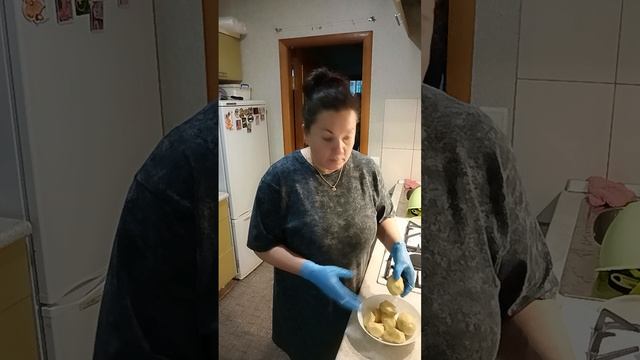 Сегодня быстро обернулись 😊 Собираю на стол 🍽️ САЛАТЭС 🥗 КОТЛЕТЭС🍗