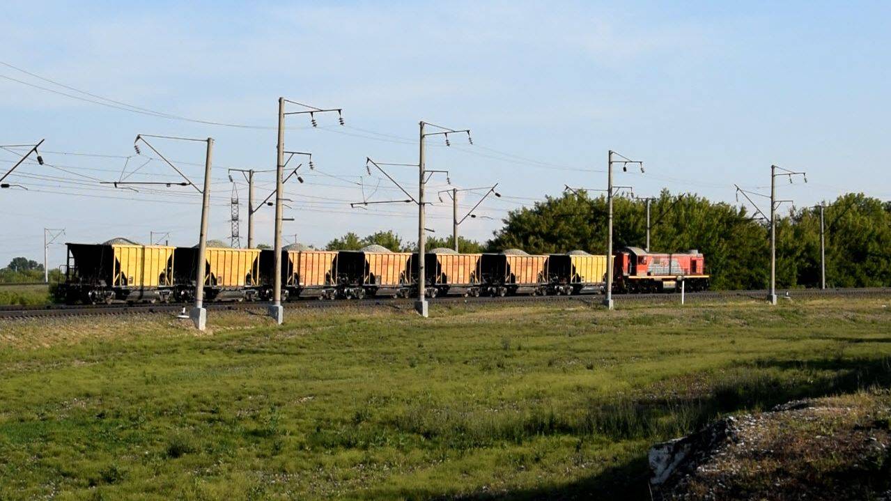 Тепловоз ТЭМ2-3296 с хозяйственным поездом.
