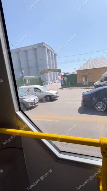 ВСПЫХНУЛ НА ДОРОГЕ: по улице 9 Января внезапно загорелся автомобиль. Жара.