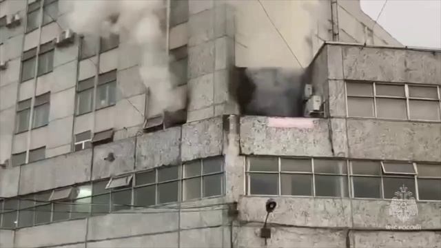 33 человека спасены, 1 пострадал и двое погибли при пожаре в-складском комплексе в Москве.