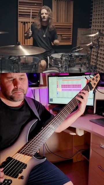 Тут я играю под чудесный барабанный бит от @frolovdrums быстрый пальцевый фанк. 
Бас Dingwall ABZ