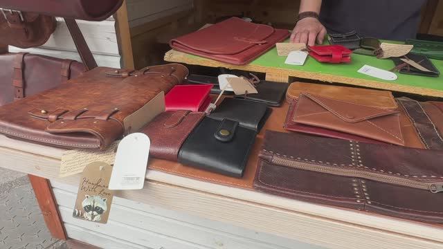 Познакомилась с псковским кожевенником. Чувствую поддержку Вселенной.
