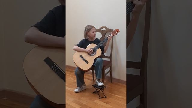 Каблукова Агния, 1 класс, играет русскую народную песню "Ходила младешенька"