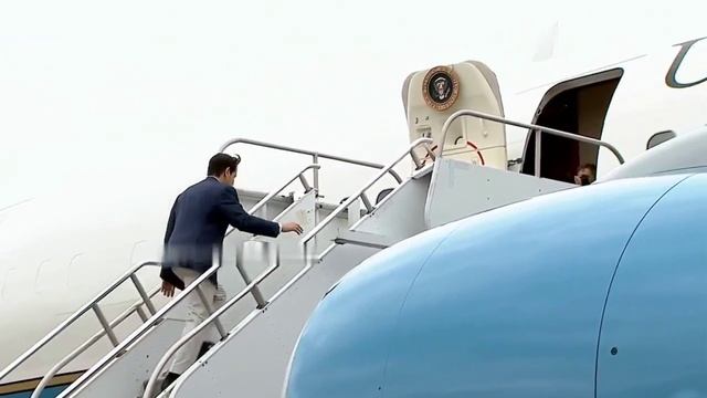 Трамп чуть не упал на трапе самолёта, как Байден. Что с трапами?🤪
