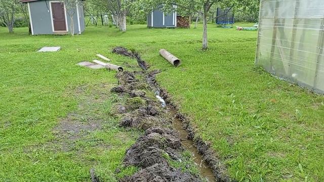 Делаю стол в беседку. И занимаюсь дренажем на участке.
