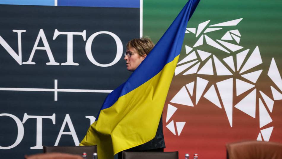 Сенатор США: Зеленский пытается втянуть НАТО в конфликт, так как проигрывает РФ