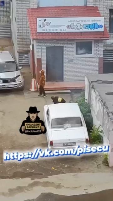 Школьники бросили кирпич в припаркованный автомобиль в Барнауле. Кадрами в соцсетях поделились ме...