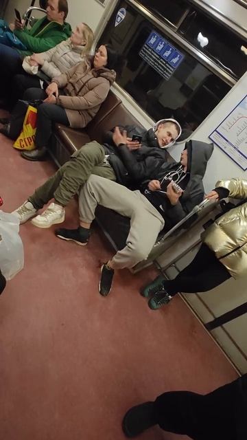 МИФЕДРОВАННЫЕ обдолбаши в метро.