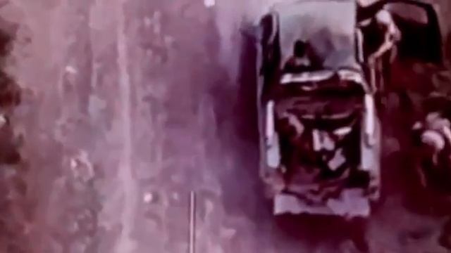 Поражение FPV-дроном пикапа с ВСУ