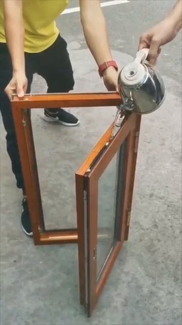 🪟 Следите за пальцами! 

Окна, которые автоматически захлопываются во время дождя.