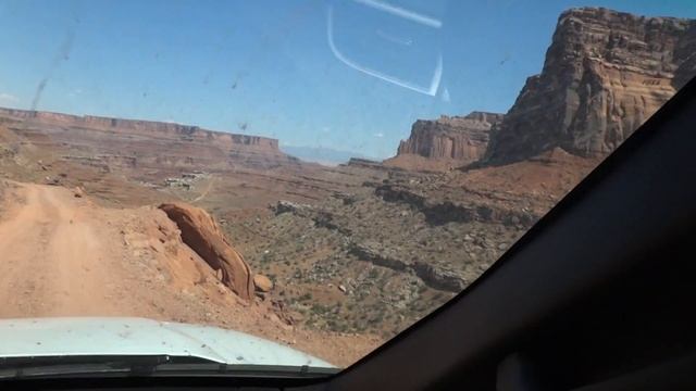 Спускаемся по дороге в каньоне по серпантину Shafer canyon trail