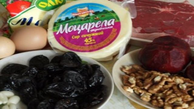 Cалат с говядиной и черносливом