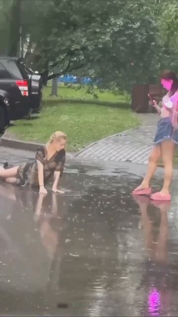 В Москве во время ливня девушки устроили концептуальную фотосессию в луже