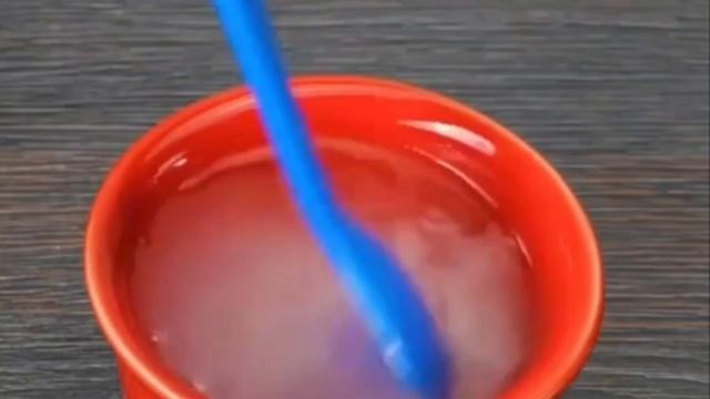 Удаляем клей с пальцев с помощью простого раствора.