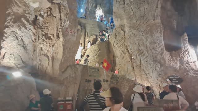 Пещера Мраморной горы. Marble Mountain
