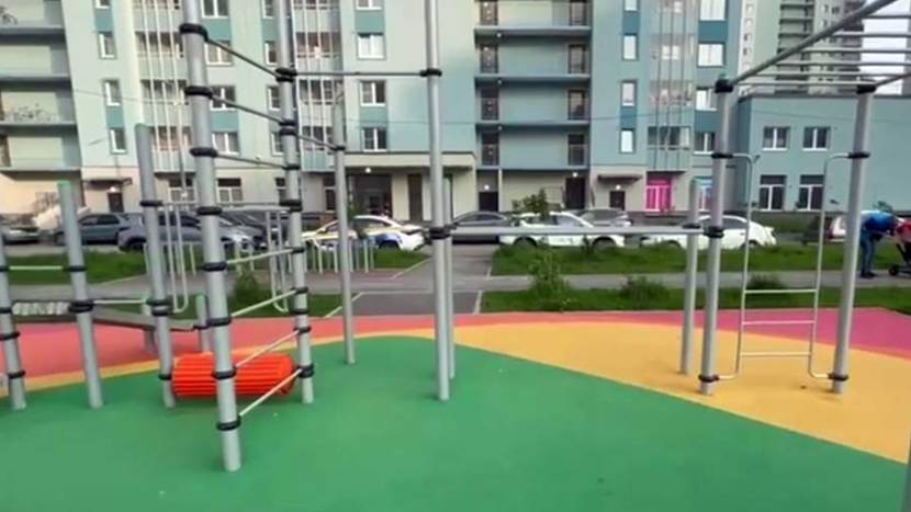Девятилетняя девочка пострадала после падения с турника в Санкт-Петербурге
