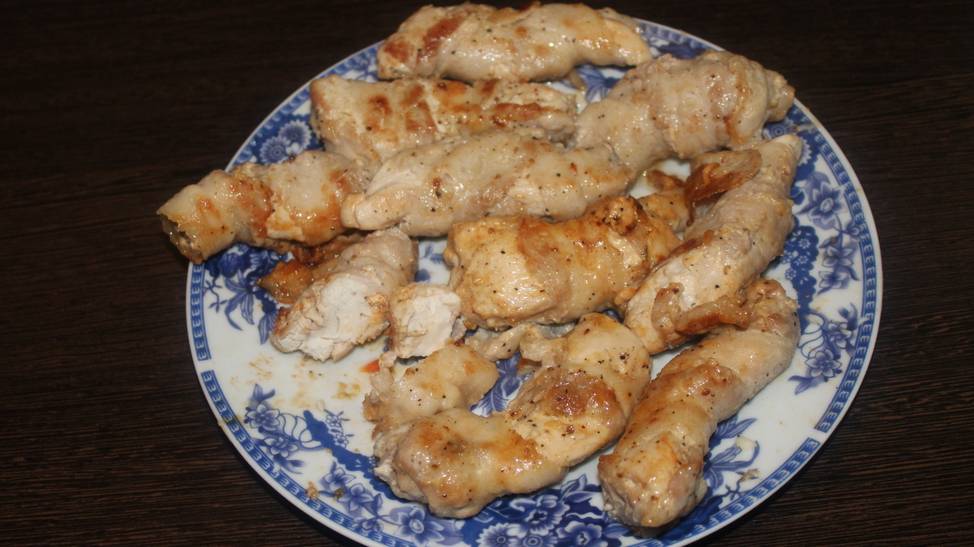 Рулетики из куриной грудки в беконе