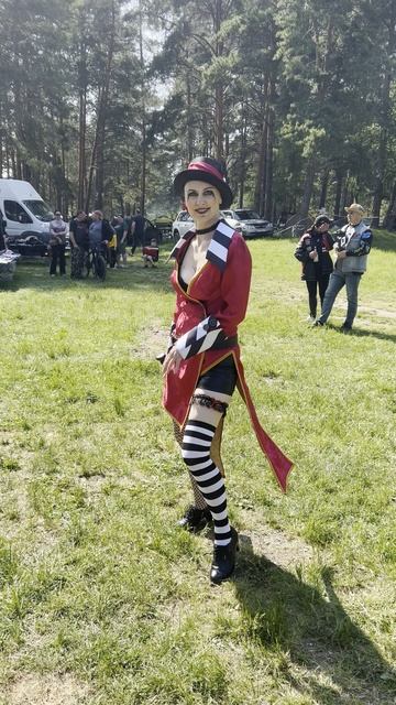 Арт-группа BANG. Образ безумного шляпника из Алисы в стране чудес.