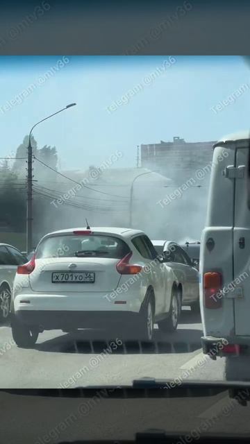 ВСПЫХНУЛ НА ДОРОГЕ: по улице 9 Января внезапно загорелся автомобиль. Жара.