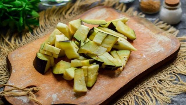 Баклажаны с яйцом и помидорами