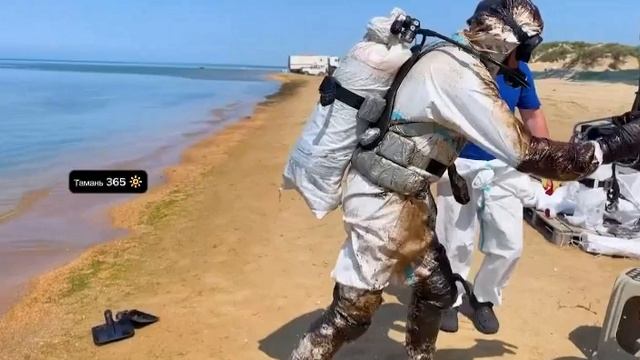 Тамань 366 / Водолазы собрали ещё 128 мешков с мазутом в Черном море у берега Анапы