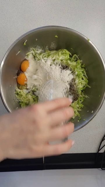 Пицца без теста, на кабачке. #пицца #кабачки #кабачок #shortvideo #shorts #хочуврек #рецепт #еда