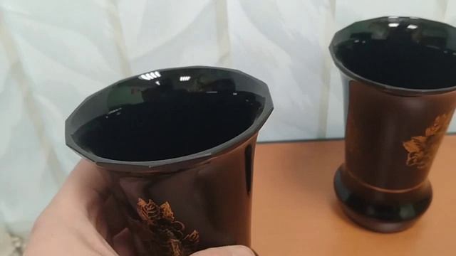 две чёрные вазочки с позолотой