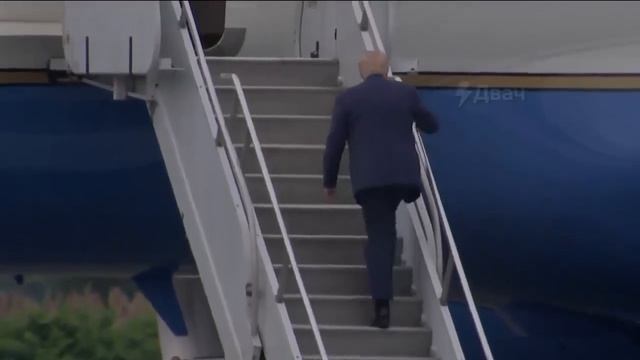 Трамп повторил Байдена на трапе самолёта (специально)? 😎