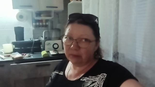 Понедельник Хотела ночевать в саду.