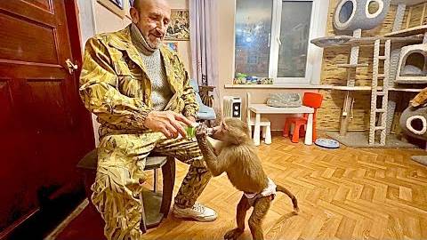 У меня дети давно пьют из бутылки, а Влад только узнал! Да,редко папа последнее