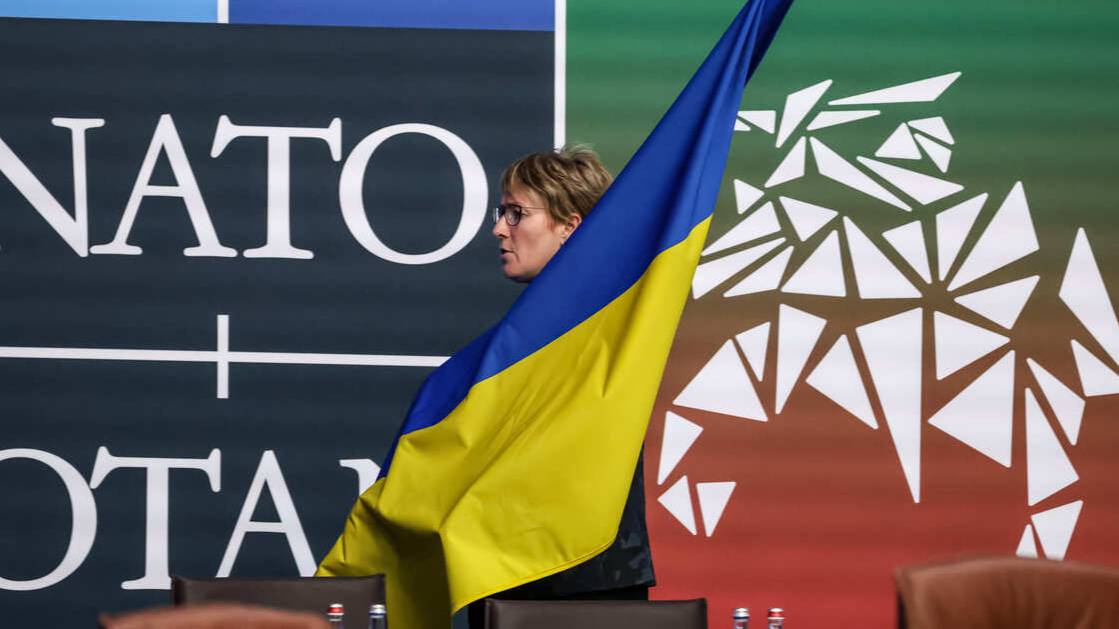 Сенатор США: Зеленский пытается втянуть НАТО в конфликт, так как проигрывает РФ