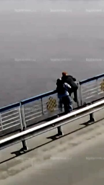 Сотрудник МЧС Тувы спас девушку, которая хотела прыгнуть с моста