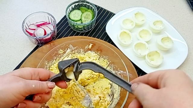 ПРАЗДНИЧНАЯ ЗАКУСКА из ЯИЦ. Фаршированные яйца. Вкусно и сытно!