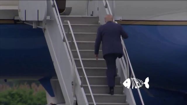 Трамп повторил Байдена

Действующий президент США оступился на трапе, но не упал