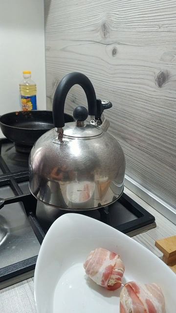шампиньоны с творожным сыром в беконе