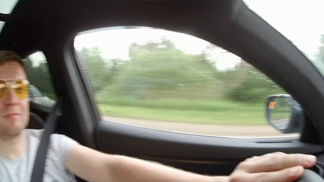 Поездка на машине под бодрую песню