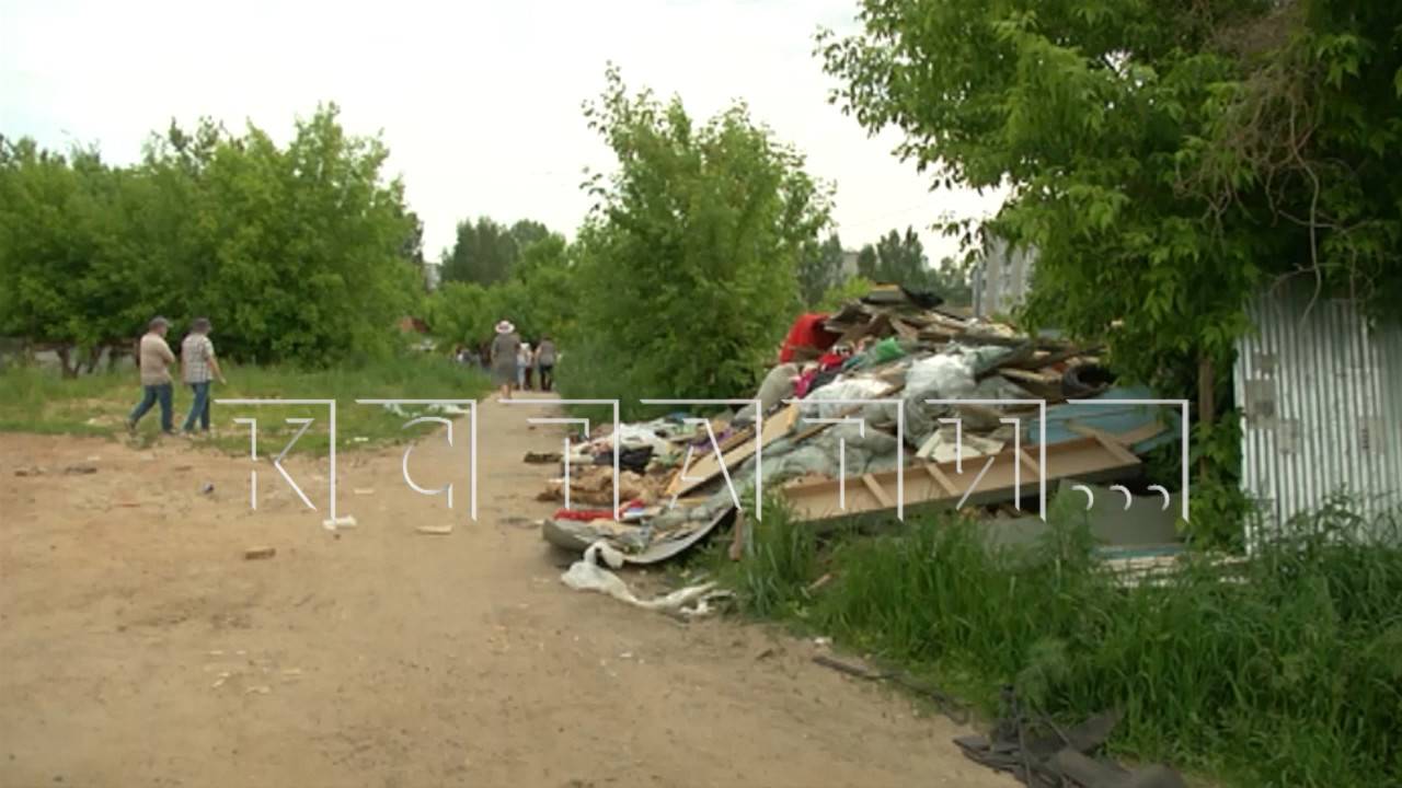 Нелегальная свалка в Ждановском достигла таких размеров, что стала вываливаться из тайного места