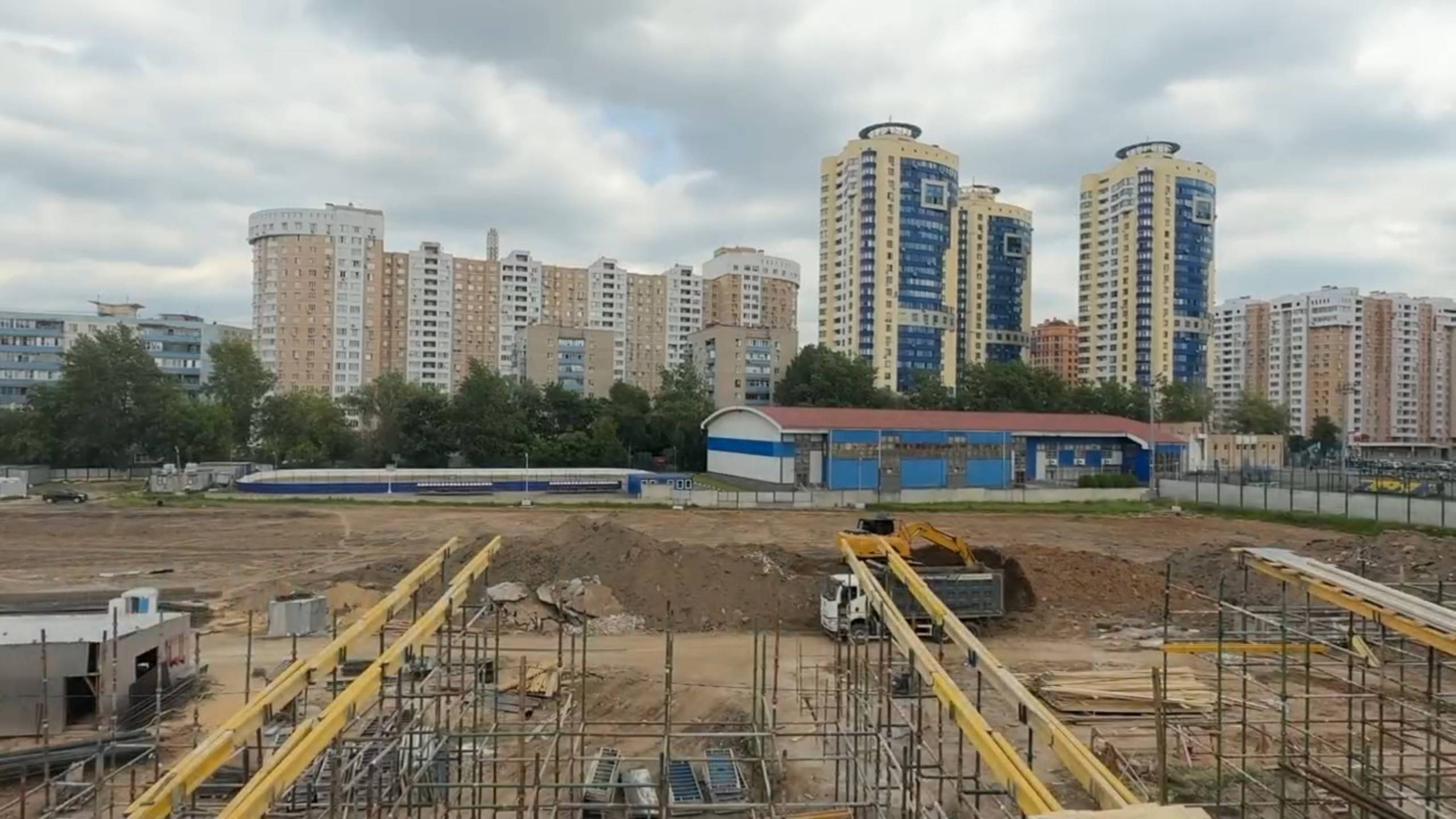 На стройплощадке стадиона «Старт» в Реутове трудятся 85 человек 09.06.2025