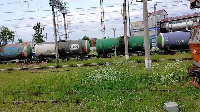 Тепловоз 2ТЭ25КМ-0332 с Грузовым поездом и Электропоезд ЭТ2М-058 Прибывает на конечную ст. Обухово