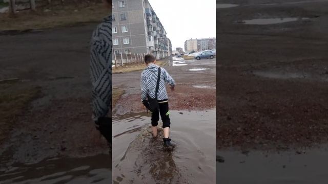 глубокая лужа