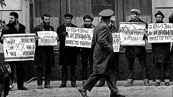 90 лет назад - В СССР принят закон за побег за границу